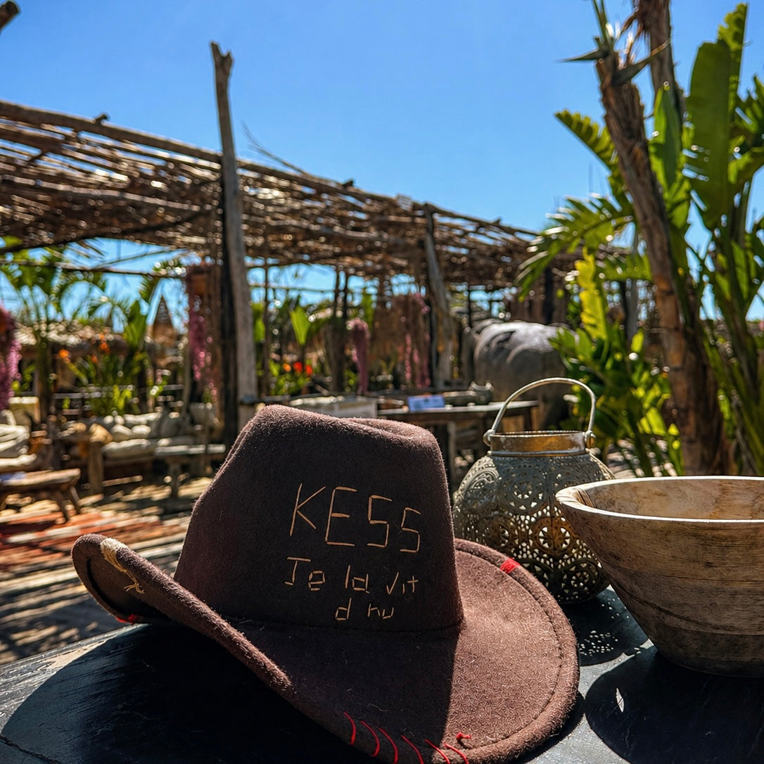 Ricamo su cappelli da cowgirl a Satori