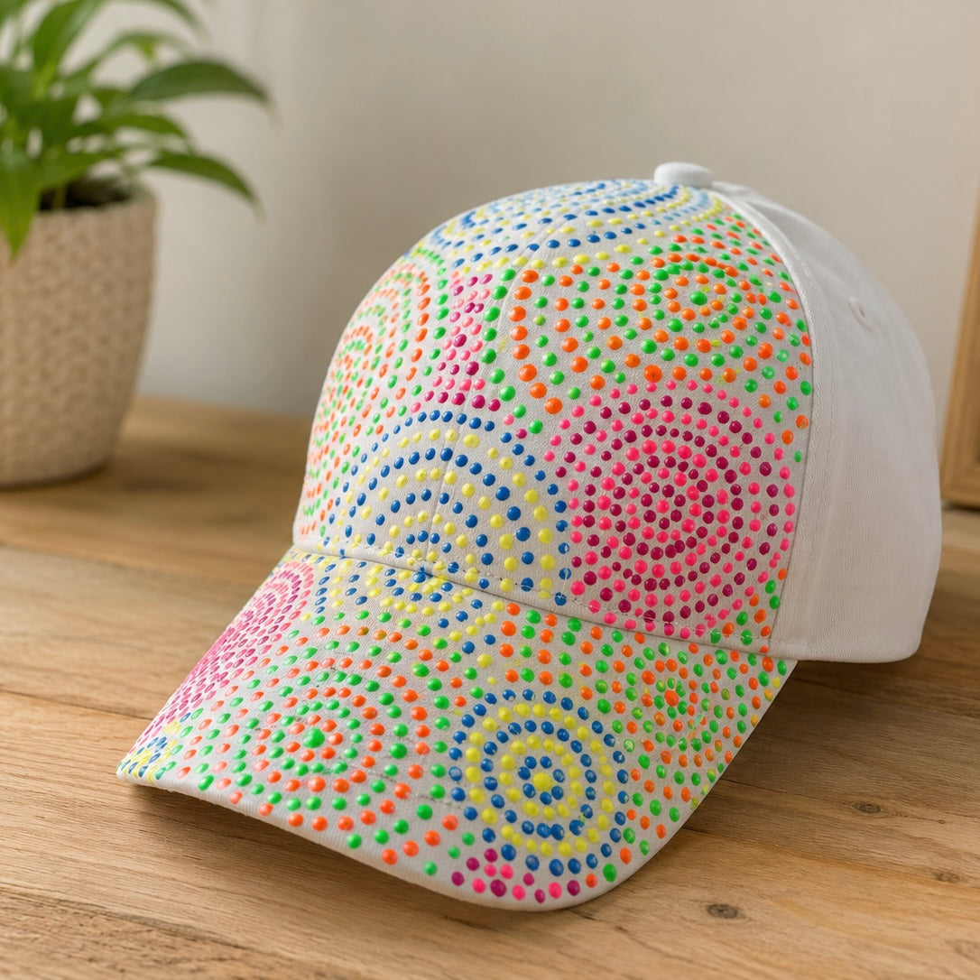 Pittura fluo su cappelli a Baianhà
