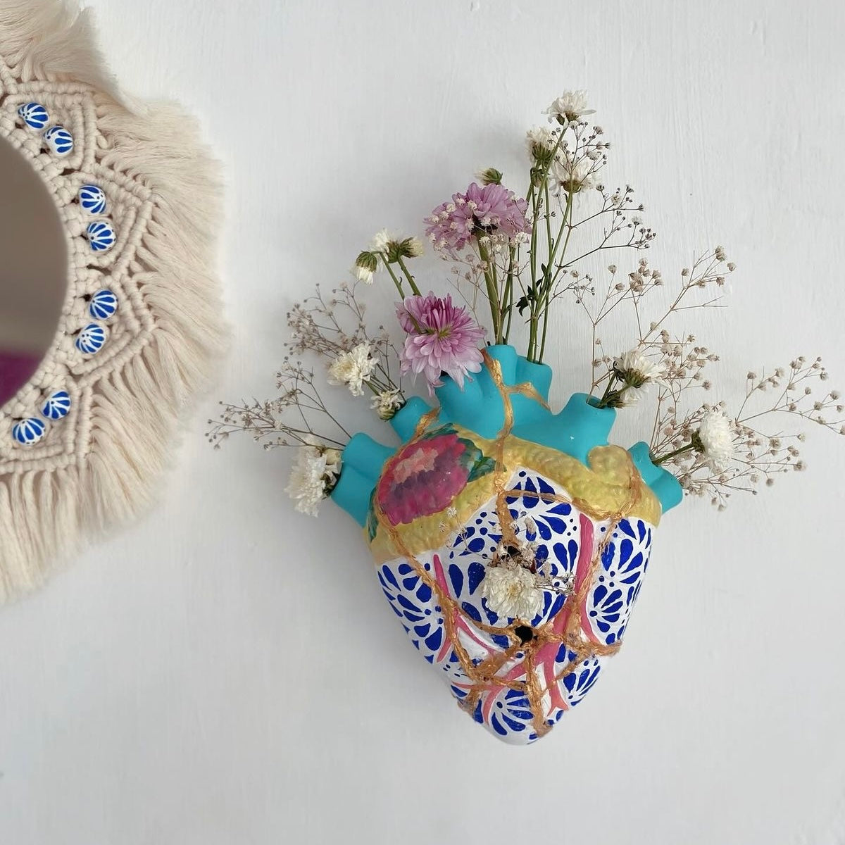 Pittura su vaso in ceramica a forma di cuore a Momi Molfetta