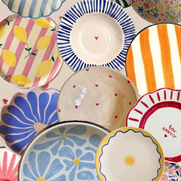 Pittura su piatti in ceramica a Macrè