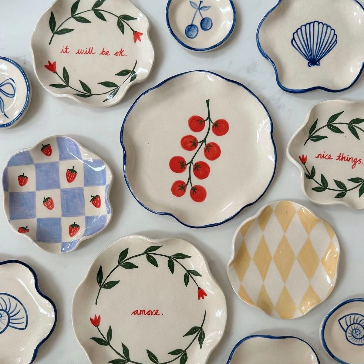 Pittura su piatti in ceramica a Macrè