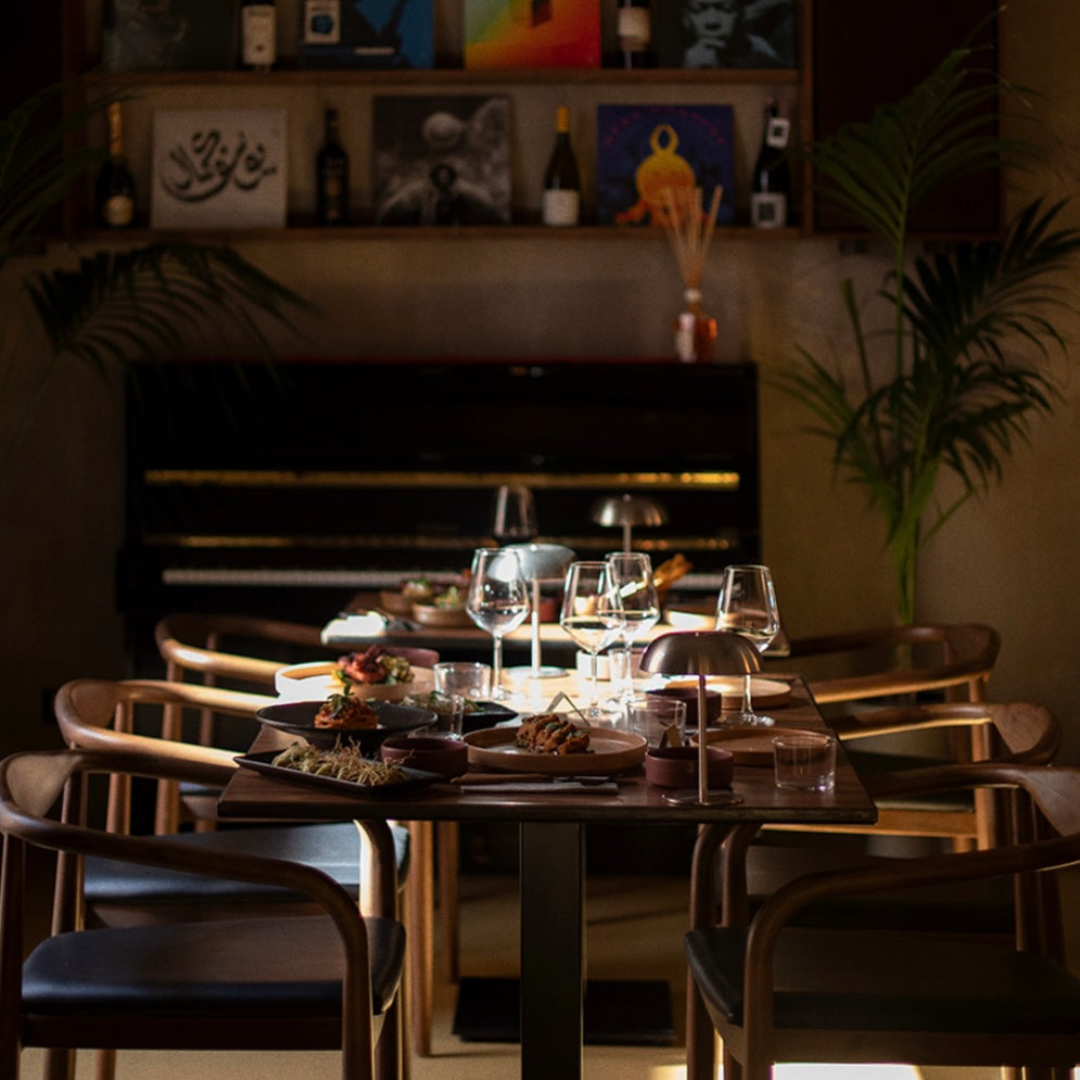 Pittura su specchi al Base Records